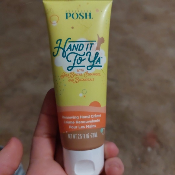 Perfectly Posh~Hand It To Ya renewing hand crème New Sealed bottle - Picture 2 of 7